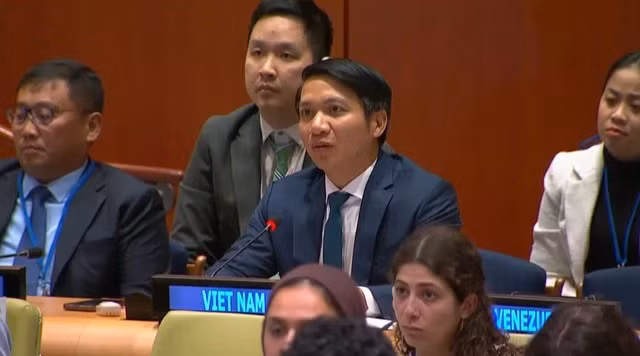 Anh Nguyễn Ngọc Lương phát biểu tại phiên toàn thể Diễn đàn Thanh niên ECOSOC 2024. Ảnh: Đăng Phúc