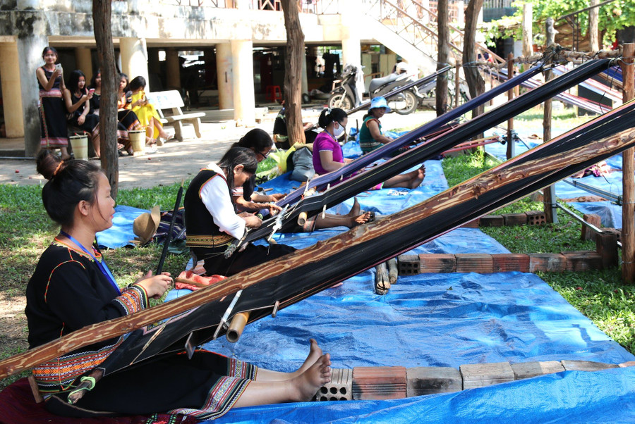 Các nghệ nhân tham gia thi dệt thổ cẩm tại Liên hoan. Ảnh: TH Các nghệ nhân tham gia thi dệt thổ cẩm tại Liên hoan. Ảnh: TH