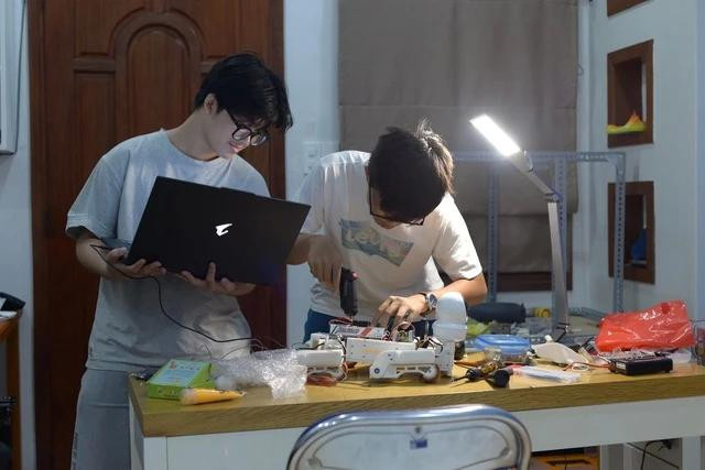 Mô hình robot bốn chân hỗ trợ tìm kiếm, cứu hộ người trong vùng bị sạt lở. ẢNH: NVCC Mô hình robot bốn chân hỗ trợ tìm kiếm, cứu hộ người trong vùng bị sạt lở. ẢNH: NVCC