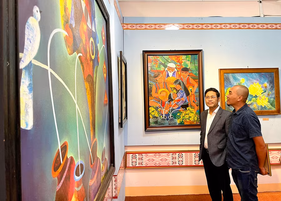 Triển lãm mỹ thuật “Về miền đất đỏ” của nhóm nữ họa sĩ Gia Lai thu hút sự quan tâm của công chúng. Ảnh: P.D