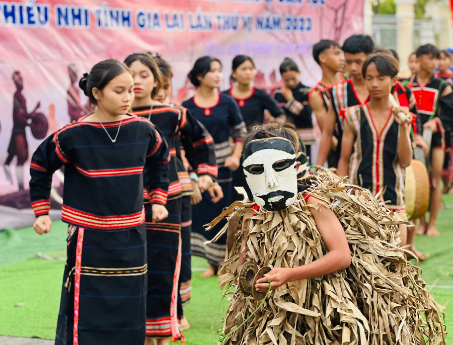Sự hóa trang của các em nhỏ tạo thích thú, tò mò cho du khách. Ảnh: Phan Lài Sự hóa trang của các em nhỏ tạo thích thú, tò mò cho du khách. Ảnh: Phan Lài
