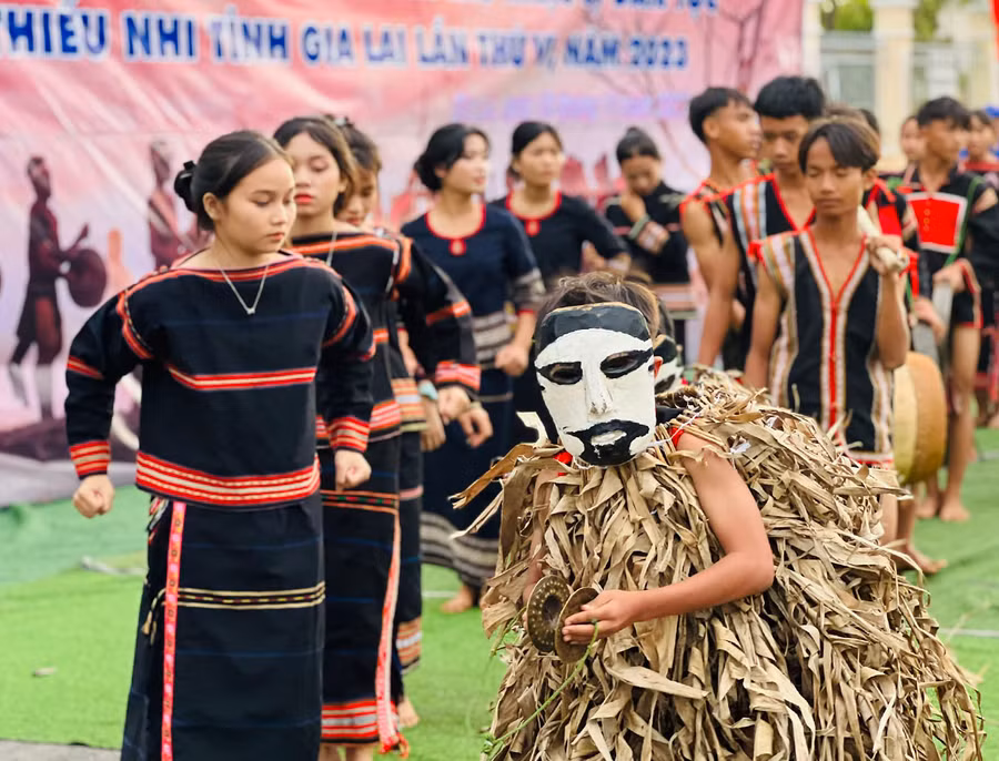 Sự hóa trang của các em nhỏ tạo thích thú, tò mò cho du khách. Ảnh: Phan Lài Sự hóa trang của các em nhỏ tạo thích thú, tò mò cho du khách. Ảnh: Phan Lài