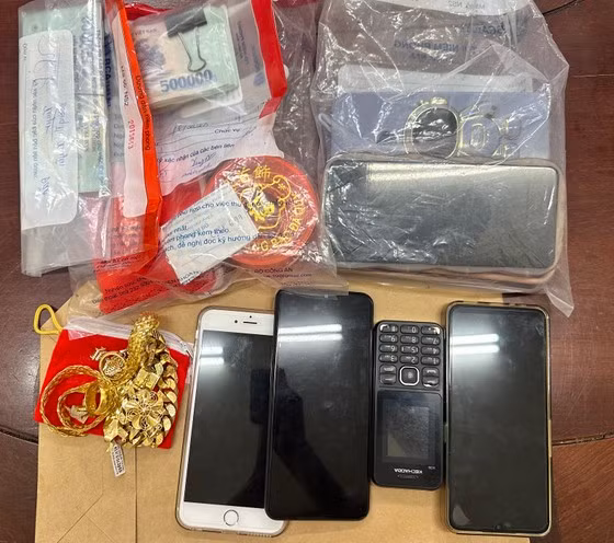 Tang vật Phòng Cảnh sát hình sự, Công an tỉnh Cà Mau thu được từ các đối tượng trộm của tiệm vàng Minh Đức