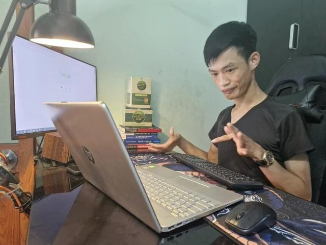 Hiếu là người khuyết tật từ nhỏ, khi cùng lúc bị động kinh, bại liệt, cơ thể co rút, não bị ảnh hưởng… Ảnh Thanh Nam