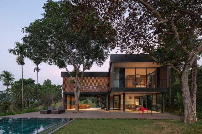 Quy hoạch tổng thể của khu nhà là sự kết hợp toàn diện của khối nhà thiết kế mở, khối vườn, ao và đồi cỏ để mang đến cho trẻ em và gia đình những trải nghiệm thân mật với thiên nhiên.