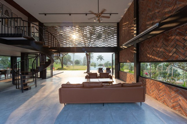 Tại nhà chính, toàn bộ khu vực tầng trệt thiết kế thông mở ra 360 độ thiên nhiên xung quanh. Khi có mặt tại phòng khách, khu ăn uống chủ nhân có thể mở rộng tầm nhìn ra tự nhiên và hồ bơi tiếp nối với phần hiên nhà.