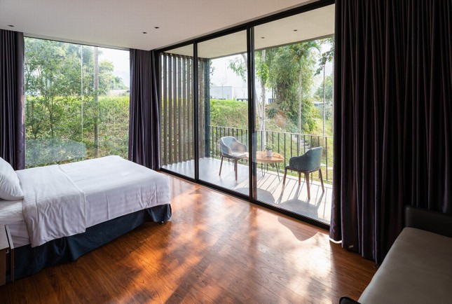 Các phòng nghỉ riêng tư ở tầng 2 đều được thiết kế tường kính nhằm khai thác triệt để vẻ đẹp cảnh quan, đem lại những trải nghiệm khó quên cho chủ nhân.