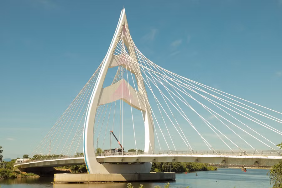 Với tổng kinh phí đầu tư hơn 200 tỉ đồng, đây là cây cầu mang đến diện mạo hoàn toàn khác cho TP.Đông Hà, không chỉ là vẻ đẹp đơn thuần mà còn góp phần thúc đẩy kinh tế - xã hội địa phương nơi đây. Ảnh: Bảo Khánh