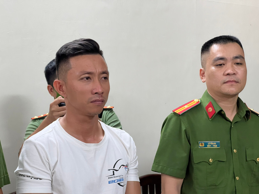 Trần Xuân Đông là thầy dạy người mẫu Ngọc Trinh “biểu diễn” xe mô tô phân khối tại cơ quan công an Trần Xuân Đông là thầy dạy người mẫu Ngọc Trinh “biểu diễn” xe mô tô phân khối tại cơ quan công an