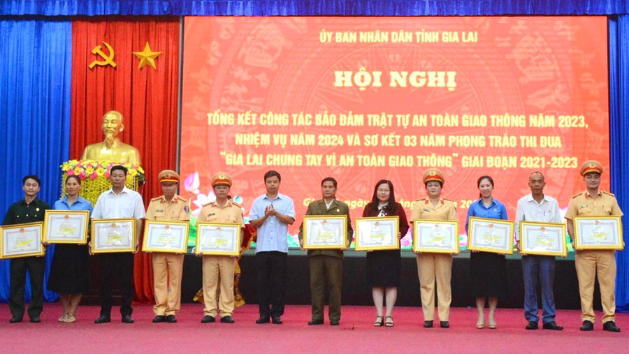 Phó Chủ tịch UBND tỉnh Nguyễn Hữu Quế trao bằng khen của Chủ tịch UBND tỉnh cho các cá nhân có thành tích xuất sắc trong phong trào thi đua “Gia Lai chung tay vì an toàn giao thông” giai đoạn 2021-2023. Ảnh: M.N