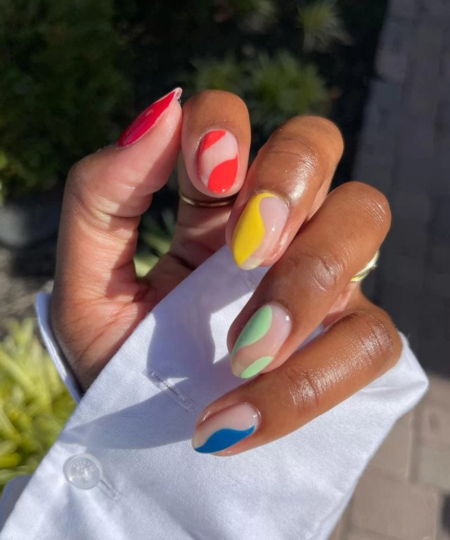 Các đường màu lượn sóng được vẽ tỉ mỉ trên mỗi móng tay sẽ tạo ra nét chấm phá mới lạ và đầy thú vị cho bộ nail mang tính nghệ thuật của bạn.