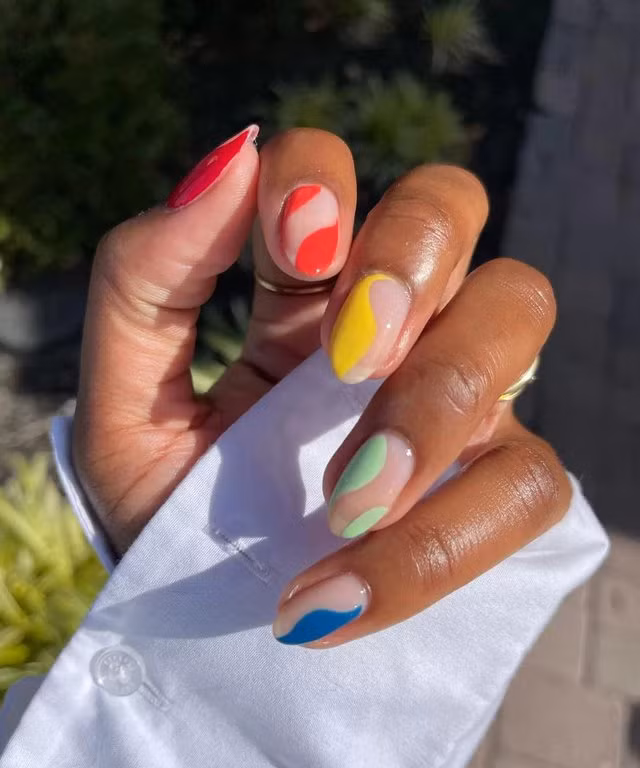 Các đường màu lượn sóng được vẽ tỉ mỉ trên mỗi móng tay sẽ tạo ra nét chấm phá mới lạ và đầy thú vị cho bộ nail mang tính nghệ thuật của bạn.