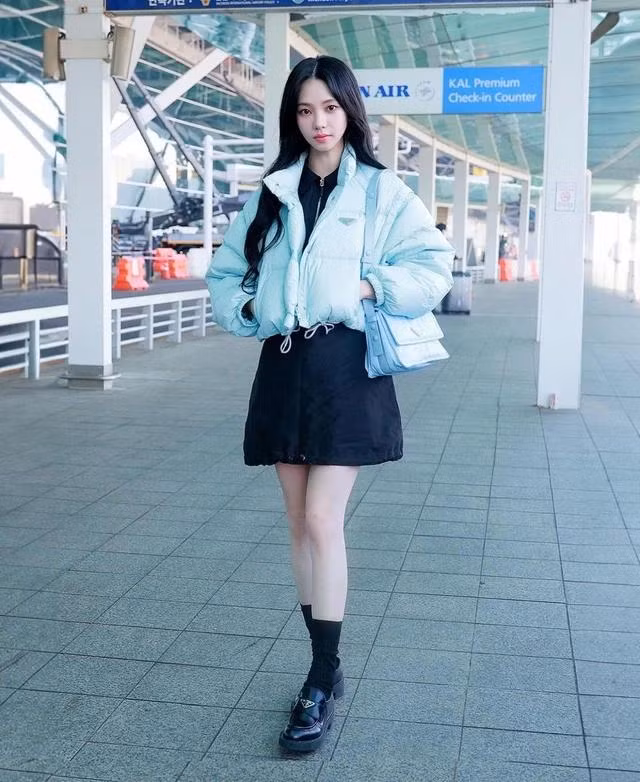 Ngay cả phong cách đời thường của Karina cũng trở thành "sách mẫu" cho nhiều tín đồ trẻ học hỏi. Nhóm trưởng aespa không chỉ có nhan sắc tựa như "nữ thần AI" mà còn sở hữu gu thời trang trẻ trung tinh tế. Trên đường ra sân bay đến tham dự fashion show, người đẹp sinh năm 2000 gây chú ý với chiếc áo khoác phao dáng ngắn màu xanh thiên thanh được kết hợp cùng váy liền tafta đứng phom và dày dặn, cuối cùng hoàn thiện bằng giày loafer da bóng đế cao. Ảnh @katarinabluu