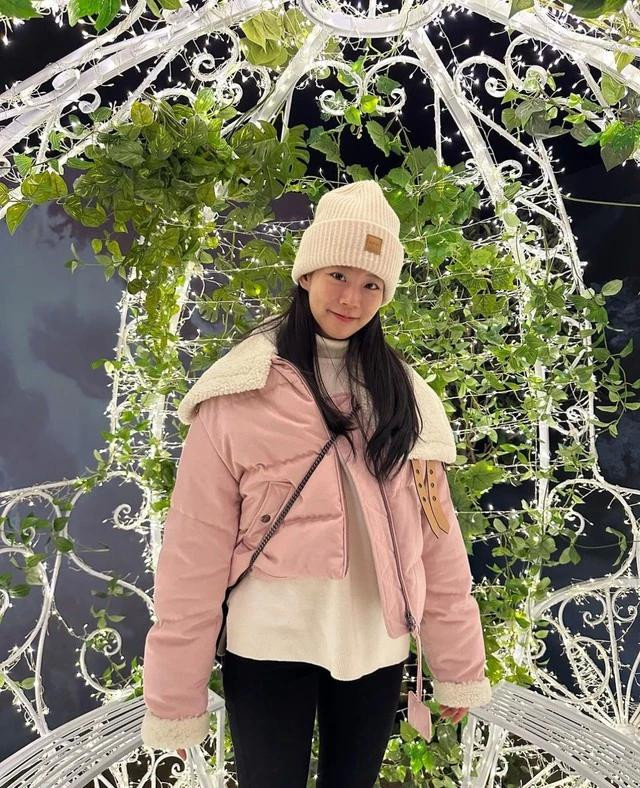 Bạn sẽ chẳng sợ gió lùa trong thời tiết lạnh giá &quot;cắt da cắt thịt&quot; như hiện nay nếu trang bị đầy đủ những món thời trang sau: Áo khoác phối lông, quần legging dày dặn và mũ len beanie. Người đẹp Seung Yeon Han vận dụng rất tốt lối lên đồ này và đã thành công trong việc xây dựng hình tượng trong trẻo, dễ thương. Ảnh @thesy88