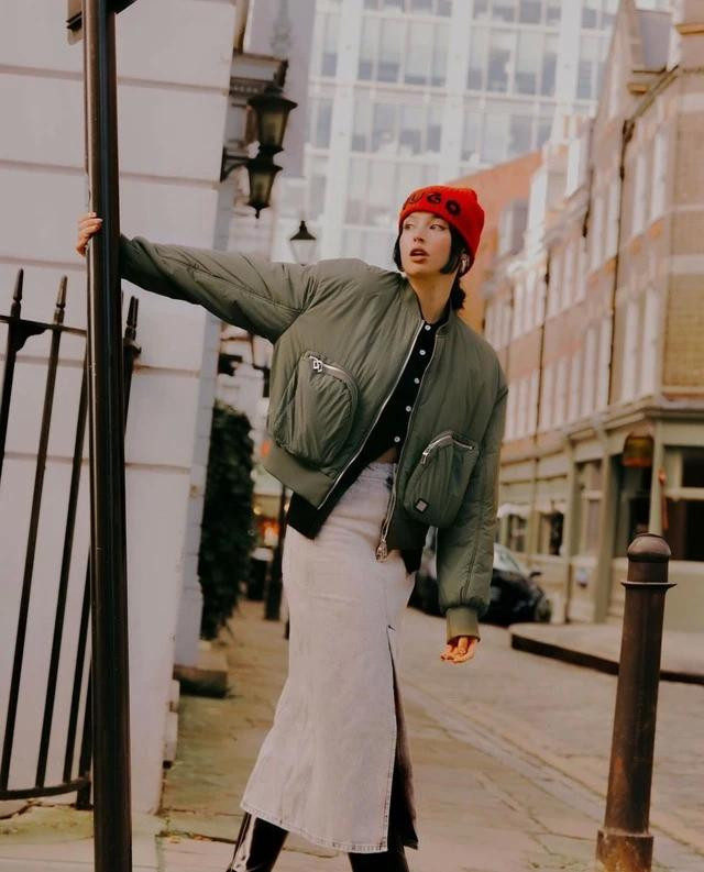 Xu hướng áo khoác bomber cá tính cool ngầu vẫn chưa có dấu hiệu hạ nhiệt, chúng giúp vẻ ngoài của người mặc trở nên cá tính &quot;hầm hố&quot; mà chẳng cần gắng gượng. Món đồ này phóng khoáng nhưng vẫn có sự thanh lịch nhất định. Áo bomber kết hợp rất ăn ý với chân váy denim xẻ tà, áo len ôm sát và khi Ines Silva tô điểm một chiếc mũ len màu đỏ tươi sáng, vẻ ngoài của cô càng thêm ấn tượng, hấp dẫn. Ảnh @irisloveunicorns
