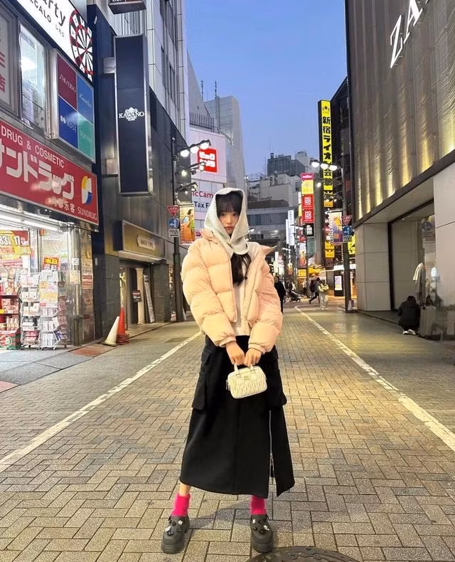 Jang Won Young là nữ thần tượng có tỉ lệ cơ thể hoàn hảo nhất nhì làng giải trí Hàn Quốc, vậy nên cô nàng mặc gì cũng đẹp. Trong cuộc sống đời thường, thành viên nhóm nhạc IVE thường đề cao những món đồ tối giản như áo thun đơn sắc, chân váy dáng dài. Còn khi ra ngoài phố, cô chỉ cần khoác thêm chiếc áo phao là đã đủ "trendy" và ấm áp. Ảnh @itzy.all.in.us