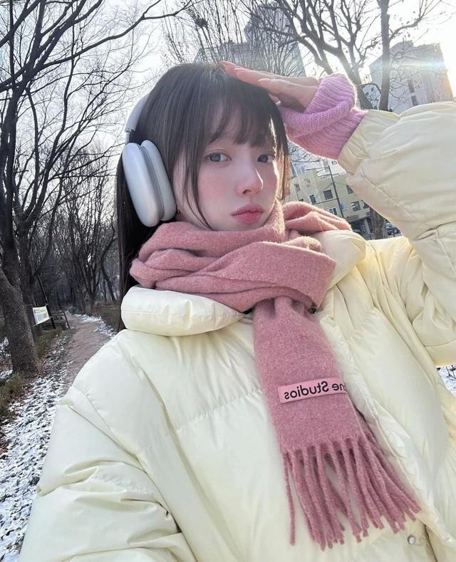 Áo khoác phao đóng vai trò quan trọng trong tủ đồ mùa lạnh nên khi chinh phục xuất sắc món đồ này, phong cách của chị em cũng tự động thăng hạng. Muốn có thêm nhiều ý tưởng mặc áo phao tươi xinh, thời thượng, chị em hãy tham khảo một &quot;cao thủ&quot; diện đồ street style, đó là nữ diễn viên Hong Jiyoon. Ảnh @itzy.all.in.us