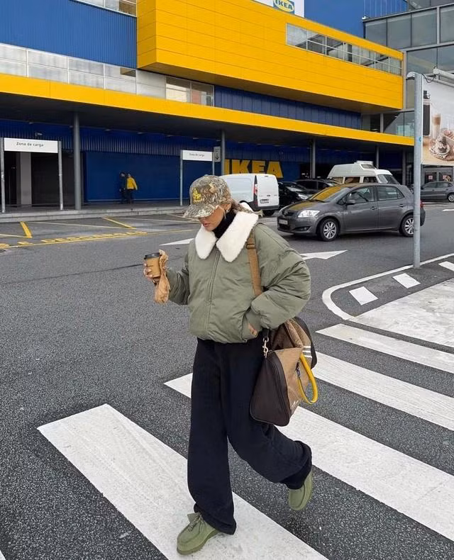 Để tăng sự ấm áp, bạn hãy để mắt đến những chiếc áo phao phối cổ lông. Cô nàng Sofia Coelho xuống phố trong bộ đồ tối giản gồm quần vải dáng suông rộng, áo len cao cổ và đôi giày tây màu xanh lá bộ đội độc đáo. Chiếc mũ lưỡi trai có tác dụng khiến tổng thể bộ đồ trở nên năng động và khỏe khoắn hơn. Trong khi đó, túi xách size lớn có thể đựng "cả thế giới" sẽ giúp người dùng thuận tiện hơn mỗi khi di chuyển ở ngoài đường. Ảnh @sofiamcoelho