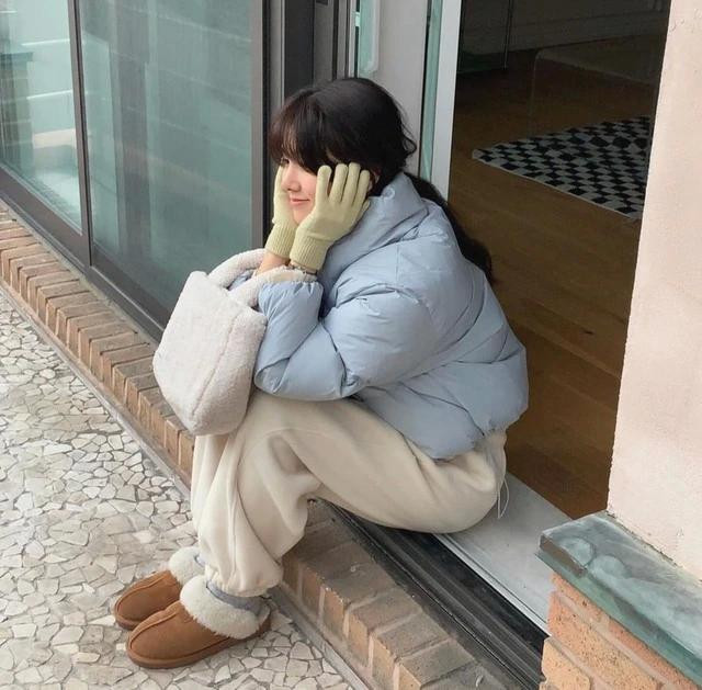 Việc lựa chọn những món đồ thời trang mang tông màu pastel tươi sáng sẽ là cách hiệu quả để xua tan không khí ảm đạm, buồn tẻ của những ngày đông lạnh giá. Ulzzang người Hàn - Yang Ji Won tuy phối đồ không cầu kỳ nhưng diện mạo vẫn toát lên nét thanh thuần, đáng yêu. Cô diện áo phao cùng với quần nỉ bông và ugg boots lót lông. Đây đều là những món đồ quen mặt trong mùa &quot;rét mướt&quot;, nàng rất nên sắm sửa để &quot;đối phó&quot; với điều kiện thời tiết khắc nghiệt. Ảnh @wldnjs62