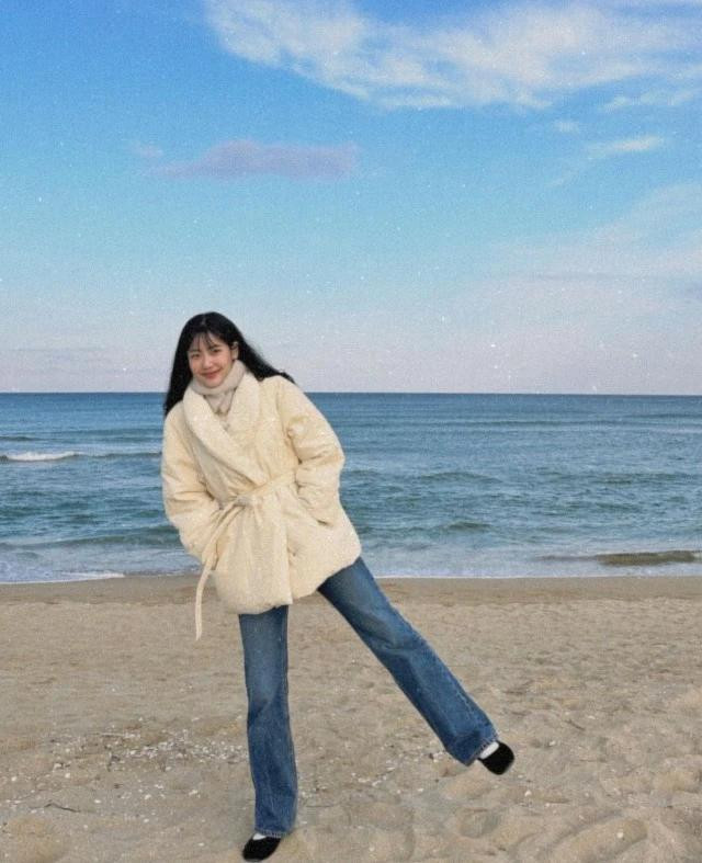 Một trong những công thức phối đồ quen thuộc với áo khoác phao chính là quần denim. Nếu như quần âu được coi là biểu tượng thời trang công sở thì tủ đồ dạo phố hay đi chơi của nàng chắc chắn không thể thiếu những chiếc quần denim năng động. Người đẹp Aram Jo trông đầy yêu kiều, cổ điển khi phối quần denim với áo khoác phao dáng dài chiết eo và đi giày búp bê tối giản. Bộ trang phục này luôn chuẩn mốt với thời gian, giúp người mặc có được vẻ ngoài trẻ trung, cá tính. Ảnh @i_joaram