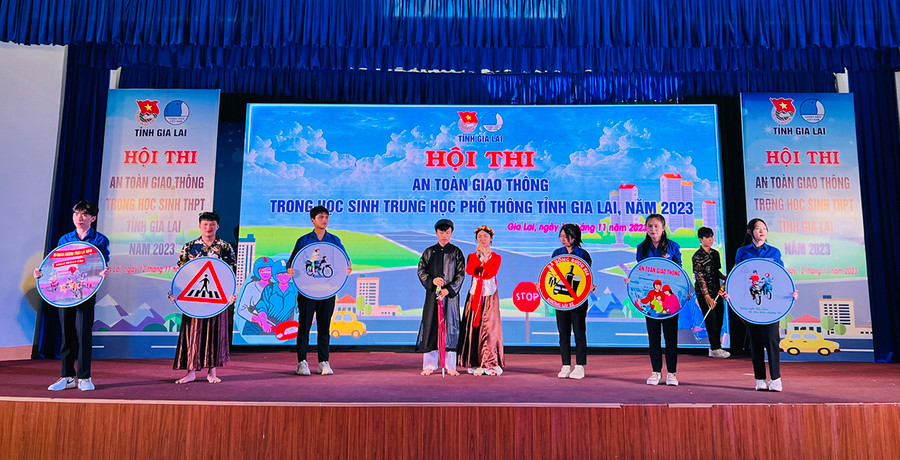 Phần thi tiểu phẩm của đội thi huyện Chư Păh. Ảnh: M.N