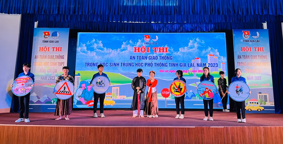 Phần thi tiểu phẩm của đội thi huyện Chư Păh. Ảnh: M.N