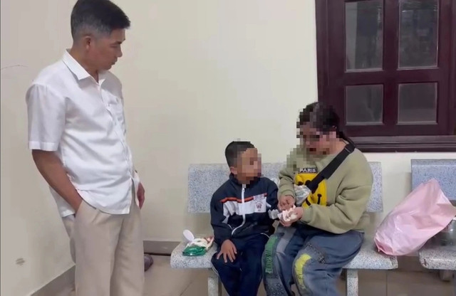 Đà Lạt: Giải cứu thành công cháu bé 6 tuổi bị “bắt cóc” - Ảnh 4. Bé A. được giải cứu đưa về với mẹ tối 19.10. Ảnh: LÂM VIÊN