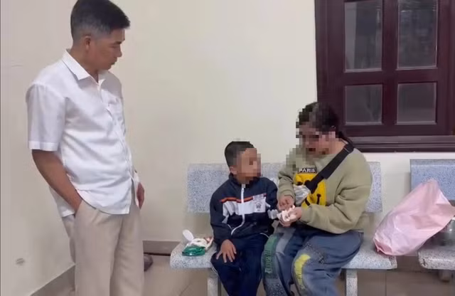 Bé A. được giải cứu đưa về với mẹ tối 19.10. Ảnh: LÂM VIÊN