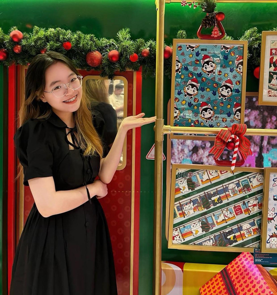 Nữ sinh Huỳnh Lê Bảo Ngân thiết kế giấy gói quà tham gia cuộc thi UEH-Takashimaya kỷ niệm 50 năm thiết lập quan hệ ngoại giao Việt Nam-Nhật Bản (ảnh nhân vật cung cấp).