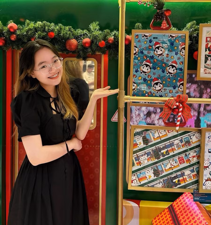 Nữ sinh Huỳnh Lê Bảo Ngân thiết kế giấy gói quà tham gia cuộc thi UEH-Takashimaya kỷ niệm 50 năm thiết lập quan hệ ngoại giao Việt Nam-Nhật Bản (ảnh nhân vật cung cấp).