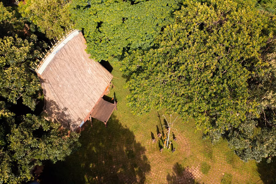 Không gian sinh hoạt cộng đồng ở nhà rông làng Ốp. Ảnh: Tạ Ngọc Điệp