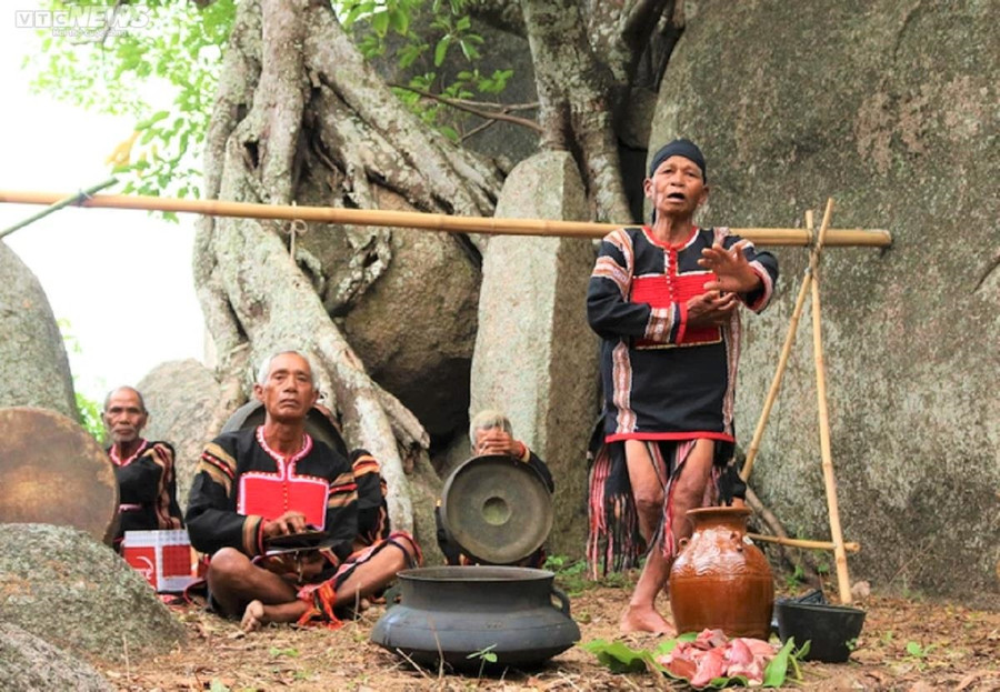 Ông Rơ Lan Hieo - phụ tá vua lửa thứ 14 thực hiện nghi lễ cúng cầu mưa. Ông Rơ Lan Hieo - phụ tá vua lửa thứ 14 thực hiện nghi lễ cúng cầu mưa.