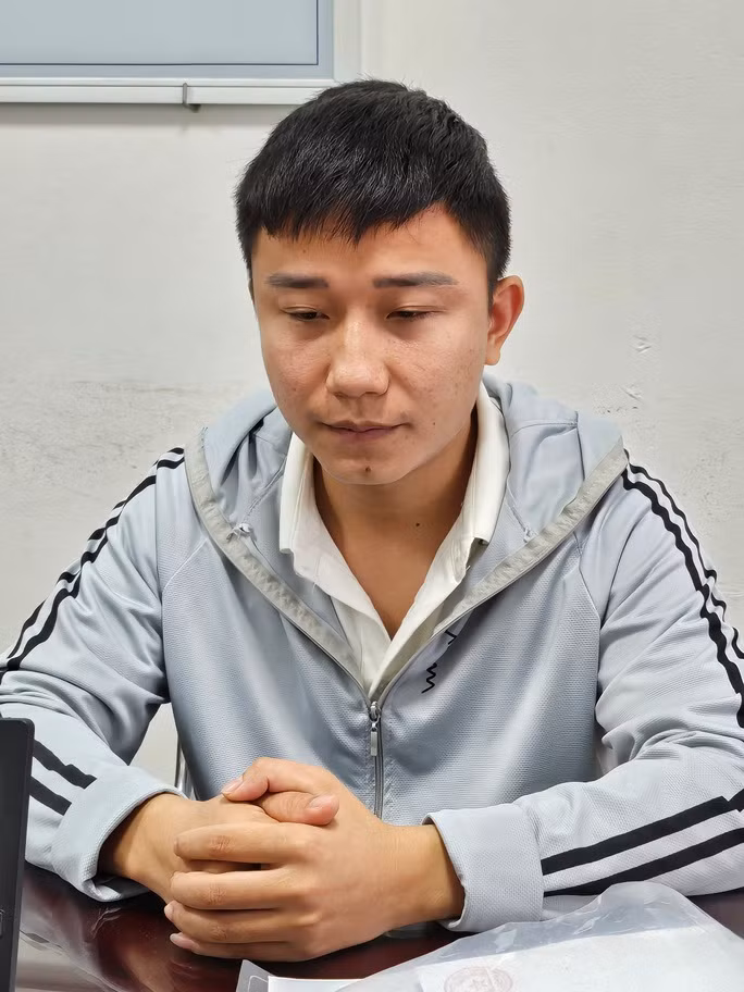 Hoàng Thanh Hùng tại cơ quan công an.