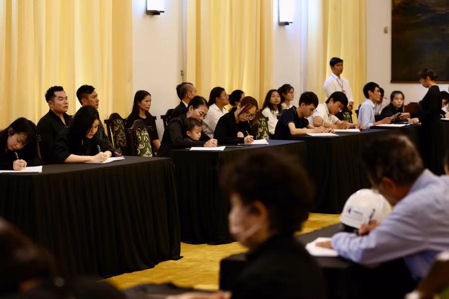 Từ 7 giờ ngày 25-7 đến 12 giờ ngày 26-7 có 3.821 đoàn, 58.928 lượt người dân đến viếng Tổng Bí thư Nguyễn Phú Trọng tại Hội trường Thống Nhất