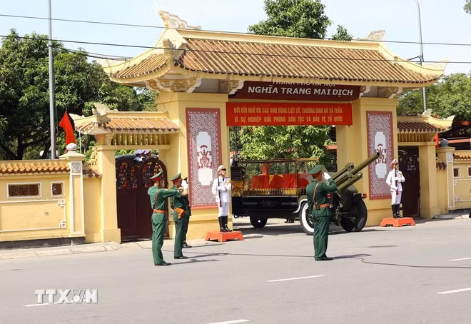 ttxvn_anh le dua tang tong bi thu.jpg