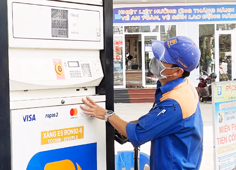 Thủ tướng Chính phủ yêu cầu tập trung thực hiện hiệu quả các giải pháp bảo đảm cung ứng điện, xăng dầu trong thời gian tới. Ảnh: G.B Thủ tướng Chính phủ yêu cầu tập trung thực hiện hiệu quả các giải pháp bảo đảm cung ứng điện, xăng dầu trong thời gian tới. Ảnh: G.B