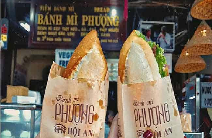 31 người ngộ độc sau khi ăn bánh mì Phượng ở Hội An - Ảnh 4. Nhiều du khách đến Hội An thường tìm đến bánh mì Phượng để thưởng thức