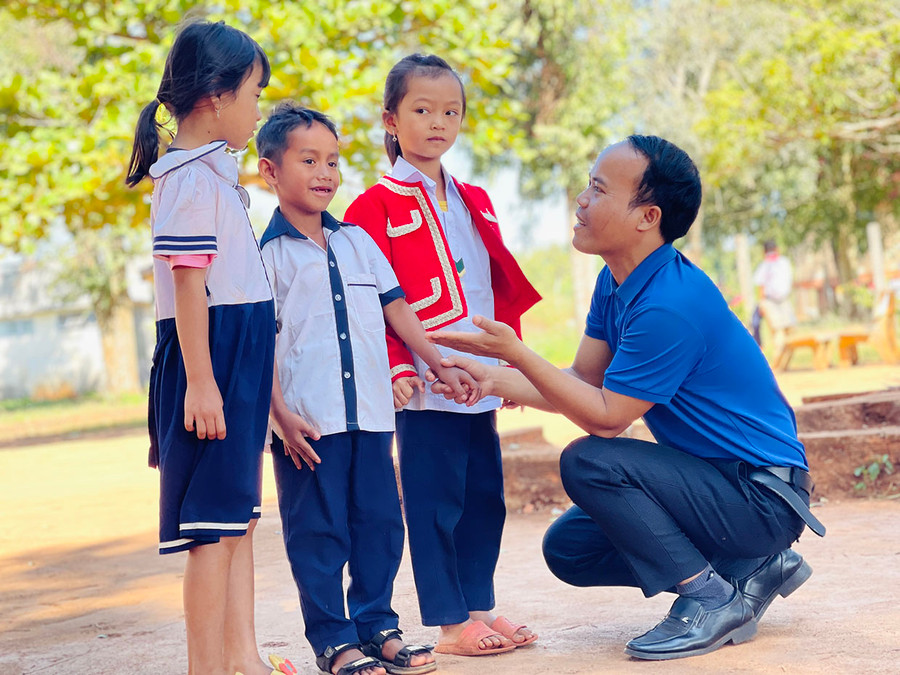 Anh Siu Hoách trò chuyện cùng các em nhỏ ở làng O Ngol. Ảnh: T.D Anh Siu Hoách trò chuyện cùng các em nhỏ ở làng O Ngol. Ảnh: T.D
