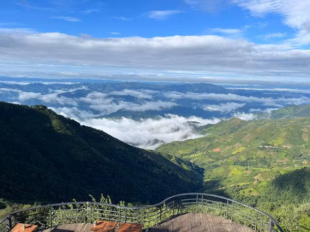 Khung cảnh ở quán cà phê những ngày trời trong, không có "biển mây". TIỆM CÀ PHÊ MỊ ƠI