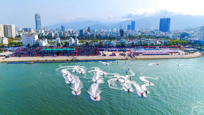 Toàn cảnh các tay đua xuất phát trong cuộc đua tranh cúp vô địch ở đầm Thị Nại Toàn cảnh các tay đua xuất phát trong cuộc đua tranh cúp vô địch ở đầm Thị Nại