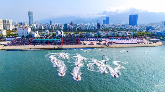 Toàn cảnh các tay đua xuất phát trong cuộc đua tranh cúp vô địch ở đầm Thị Nại