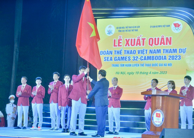 Trưởng đoàn Đặng Hà Việt nhận cờ từ Phó thủ tướng Lê Minh Khái. Ảnh: Đình Huy Trưởng đoàn Đặng Hà Việt nhận cờ từ Phó thủ tướng Lê Minh Khái. Ảnh: Đình Huy