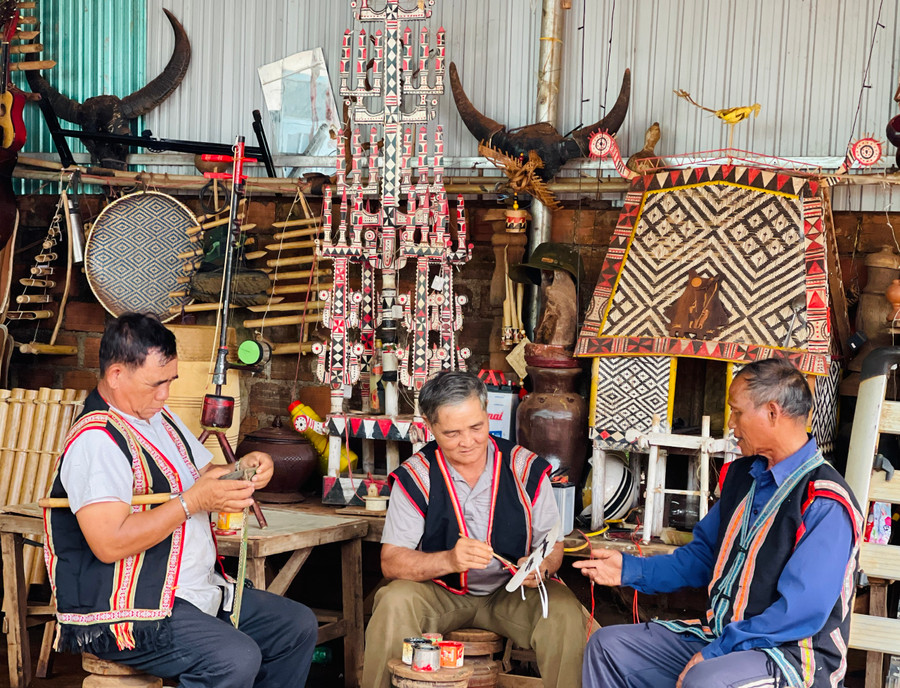 Sự xuất hiện của các pơtual cùng chiếc mặt nạ lễ hội chính là điểm nhấn của lễ hội. Ảnh: Trần Dung Sự xuất hiện của các pơtual cùng chiếc mặt nạ lễ hội chính là điểm nhấn của lễ hội. Ảnh: Trần Dung