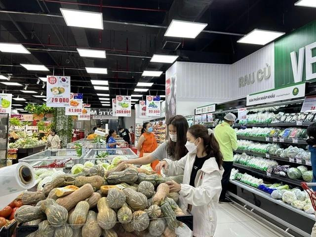 Nhiều loại hàng hóa thiết yếu tăng giá. Ảnh: Chí Nhân