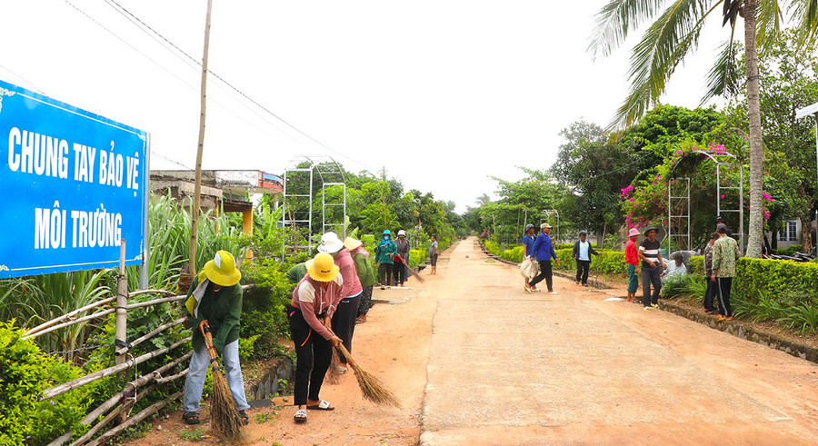 Ngày 15 hàng tháng, người dân làng Jun (xã Yang Bắc, huyện Đak Pơ) tổ chức dọn vệ sinh, tạo cảnh quan môi trường xanh-sạch-đẹp. Ảnh: N.M Ngày 15 hàng tháng, người dân làng Jun (xã Yang Bắc, huyện Đak Pơ) tổ chức dọn vệ sinh, tạo cảnh quan môi trường xanh-sạch-đẹp. Ảnh: N.M