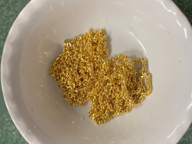 Điều tra đường dây làm vàng giả để lừa đảo liên tỉnh - Ảnh 4. Vàng giả thu được tại phòng trọ của Đạt và Toàn. Ảnh: Trị Bình