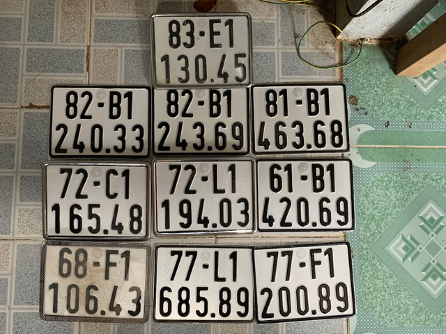 Điều tra đường dây làm vàng giả để lừa đảo liên tỉnh - Ảnh 3. Nhóm của Đạt dùng nhiều biển số mô tô giả để đi lại nhằm tránh sự phát hiện của lực lượng công an. Ảnh: Trị Bình