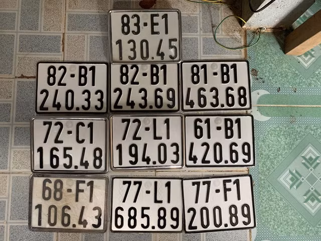 Nhóm của Đạt dùng nhiều biển số mô tô giả để đi lại nhằm tránh sự phát hiện của lực lượng công an. Ảnh: Trị Bình