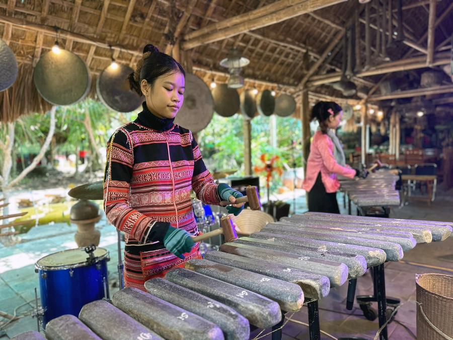 Các bạn trẻ biểu diễn đàn đá trong không gian văn hóa Hồn Xưa. Ảnh: Như Ý Các bạn trẻ biểu diễn đàn đá trong không gian văn hóa Hồn Xưa. Ảnh: Như Ý