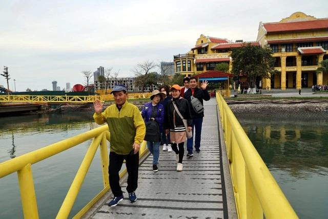 Những vị khách Hàn Quốc xuống tàu chuẩn bị khám phá kỳ quan vịnh Hạ Long. ẢNH: LÃ NGHĨA HIẾU Những vị khách Hàn Quốc xuống tàu chuẩn bị khám phá kỳ quan vịnh Hạ Long. ẢNH: LÃ NGHĨA HIẾU